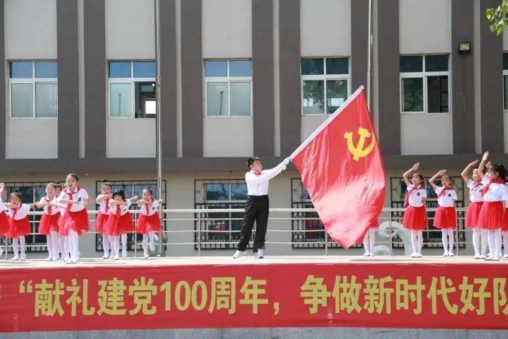 写春联送“福”字 温暖旅客回家路